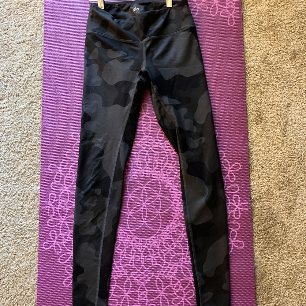 Alo Yoga Black Camo Leggings